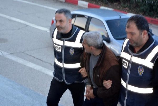Ata qızını yatdığı yerdə öldürdü: kişilərlə gəzirdi... - FOTO