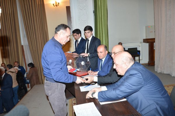 Sumqayıtda məcburi köçkünlərin yeni istifadəyə verilmiş yaşayış kompleksinə köçürülməsinə başlanılıb (FOTO)