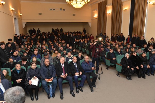Sumqayıtda məcburi köçkünlərin yeni istifadəyə verilmiş yaşayış kompleksinə köçürülməsinə başlanılıb (FOTO)