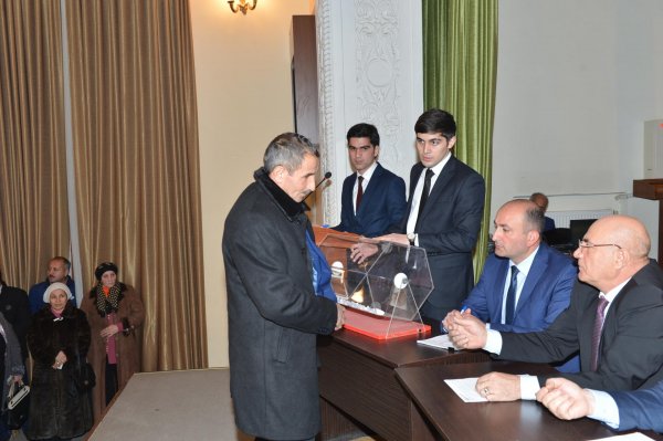 Sumqayıtda məcburi köçkünlərin yeni istifadəyə verilmiş yaşayış kompleksinə köçürülməsinə başlanılıb (FOTO)