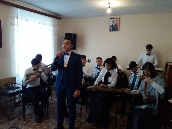 Musiqi məktəbinin kollektivi Qobustan rayonunda konsert verib - FOTOLAR Musiqi məktəbinin kollektivi Qobustan rayonunda konsert verib - FOTOLAR