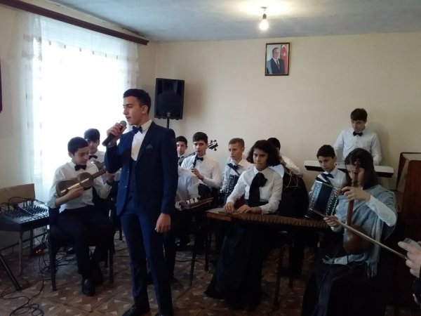 Musiqi məktəbinin kollektivi Qobustan rayonunda konsert verib - FOTOLAR Musiqi məktəbinin kollektivi Qobustan rayonunda konsert verib - FOTOLAR