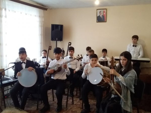 Musiqi məktəbinin kollektivi Qobustan rayonunda konsert verib - FOTOLAR Musiqi məktəbinin kollektivi Qobustan rayonunda konsert verib - FOTOLAR