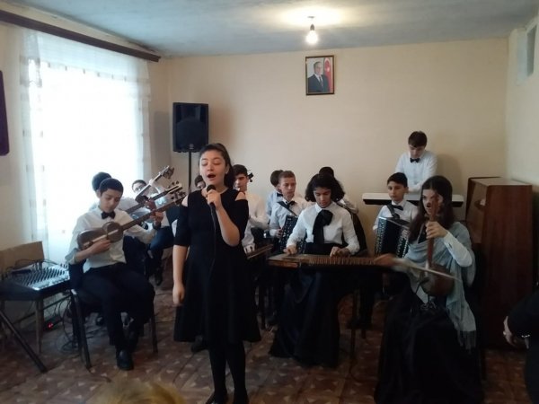 Musiqi məktəbinin kollektivi Qobustan rayonunda konsert verib - FOTOLAR Musiqi məktəbinin kollektivi Qobustan rayonunda konsert verib - FOTOLAR