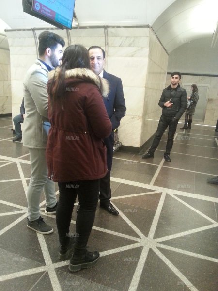 Azərbaycanın ən varlı müğənnisi Bakı metrosunda göründü - Toy təklifi aldı - FOTO