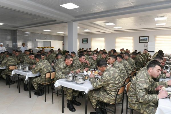 Prezident əsgərlərlə nahar etdi - FOTOLAR