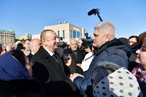 Prezident Sumqayıt bulvarında sakinlərlə görüşdü - FOTOLAR