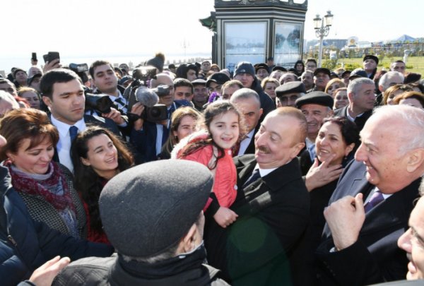 Prezident Sumqayıt bulvarında sakinlərlə görüşdü - FOTOLAR