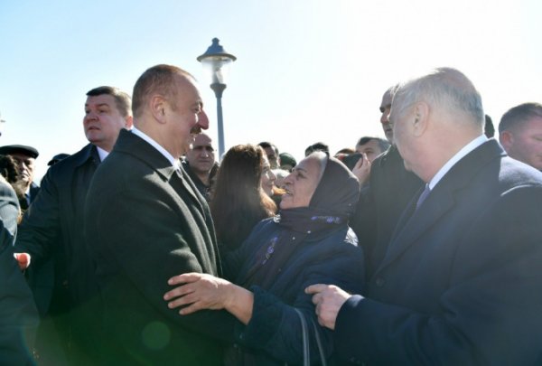 Prezident Sumqayıt bulvarında sakinlərlə görüşdü - FOTOLAR