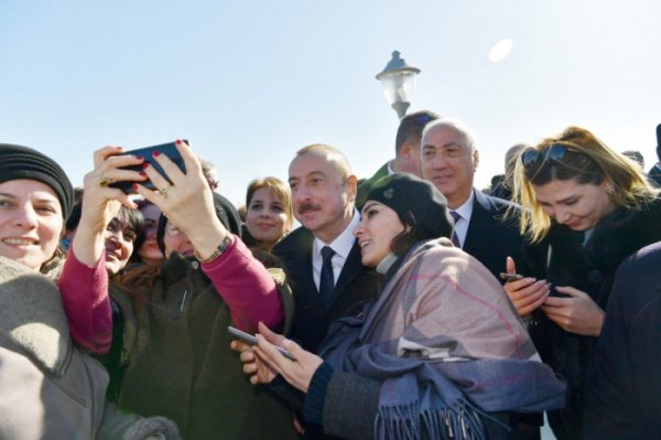 Prezident Sumqayıt bulvarında sakinlərlə görüşdü - FOTOLAR