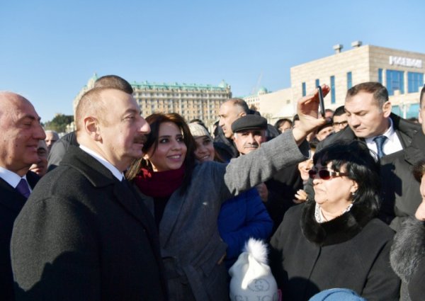 Prezident Sumqayıt bulvarında sakinlərlə görüşdü - FOTOLAR