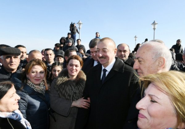 Prezident Sumqayıt bulvarında sakinlərlə görüşdü - FOTOLAR