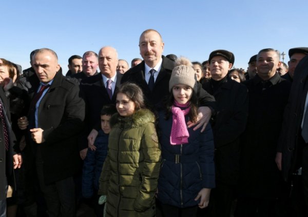 Prezident Sumqayıt bulvarında sakinlərlə görüşdü - FOTOLAR