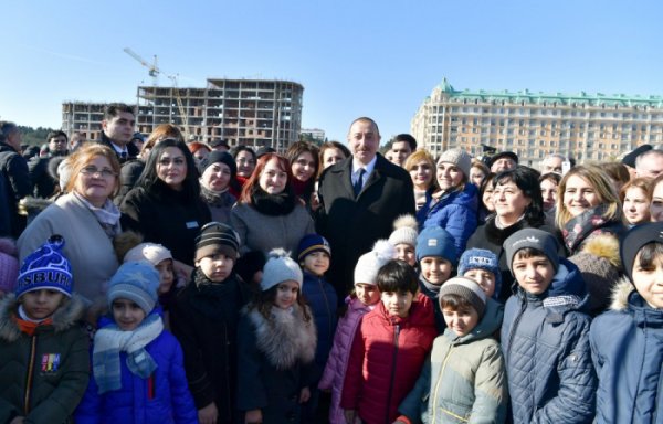 Prezident Sumqayıt bulvarında sakinlərlə görüşdü - FOTOLAR