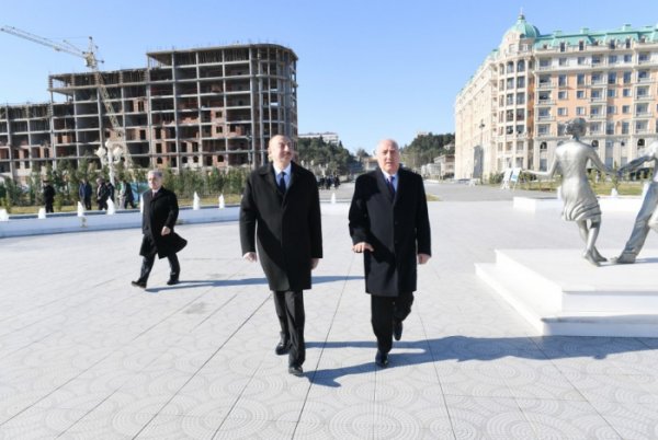 Prezident Sumqayıt bulvarında sakinlərlə görüşdü - FOTOLAR