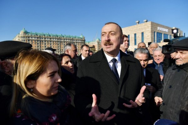 Prezident Sumqayıt bulvarında sakinlərlə görüşdü - FOTOLAR