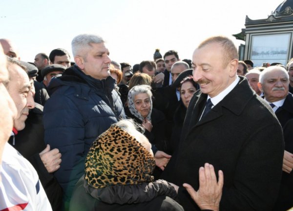 Prezident Sumqayıt bulvarında sakinlərlə görüşdü - FOTOLAR
