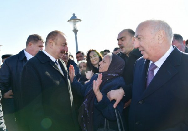 Prezident Sumqayıt bulvarında sakinlərlə görüşdü - FOTOLAR