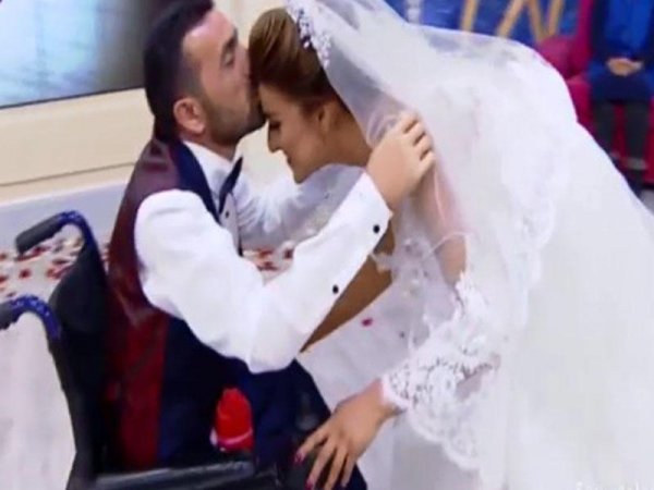 Azərbaycanda dünyanı heyrətləndirəcək toy:qız əlsiz, ayaqsız oğlana ərə getdi - FOTO Azərbaycanda dünyanı heyrətləndirəcək toy:qız əlsiz, ayaqsız oğlana ərə getdi - FOTO