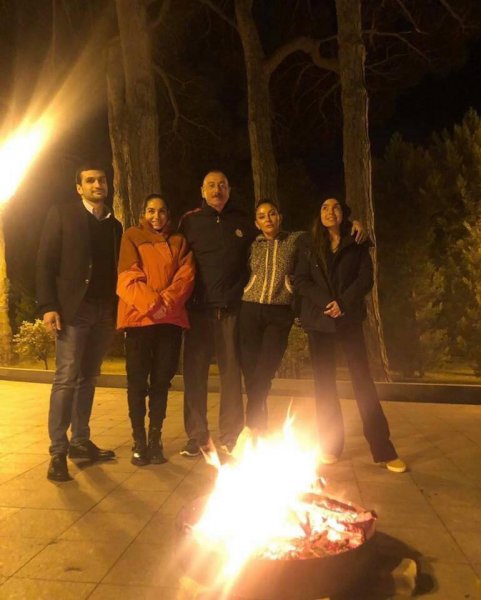Prezident ailəsinin od çərşənbəsindən FOTOLAR