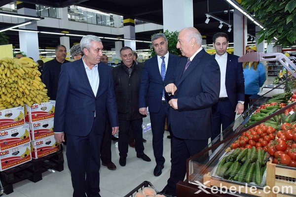 Zakir Fərəcov yeni ticarət mərkəzinin açılışında iştirak edib: 200 nəfər işlə təmin olunub - FOTOLAR