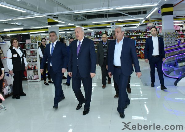 Zakir Fərəcov yeni ticarət mərkəzinin açılışında iştirak edib: 200 nəfər işlə təmin olunub - FOTOLAR