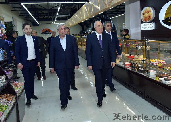 Zakir Fərəcov yeni ticarət mərkəzinin açılışında iştirak edib: 200 nəfər işlə təmin olunub - FOTOLAR