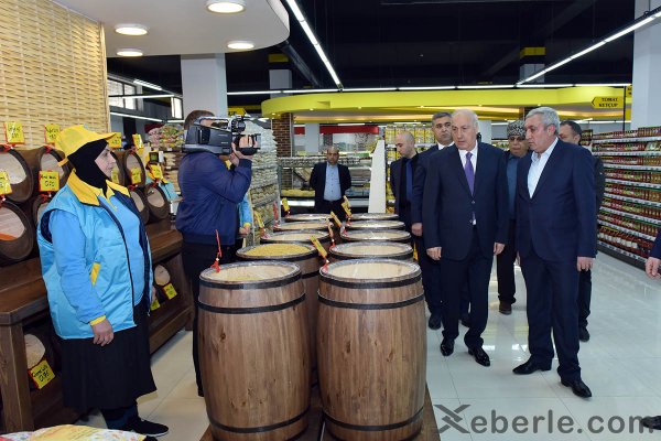 Zakir Fərəcov yeni ticarət mərkəzinin açılışında iştirak edib: 200 nəfər işlə təmin olunub - FOTOLAR