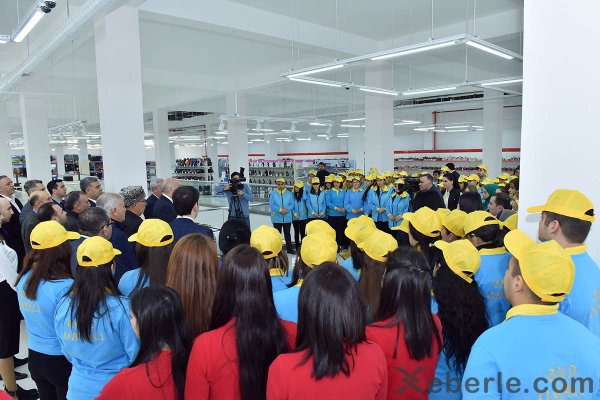 Zakir Fərəcov yeni ticarət mərkəzinin açılışında iştirak edib: 200 nəfər işlə təmin olunub - FOTOLAR