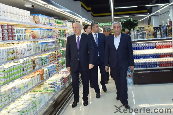 Zakir Fərəcov yeni ticarət mərkəzinin açılışında iştirak edib: 200 nəfər işlə təmin olunub - FOTOLAR