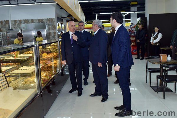 Zakir Fərəcov yeni ticarət mərkəzinin açılışında iştirak edib: 200 nəfər işlə təmin olunub - FOTOLAR