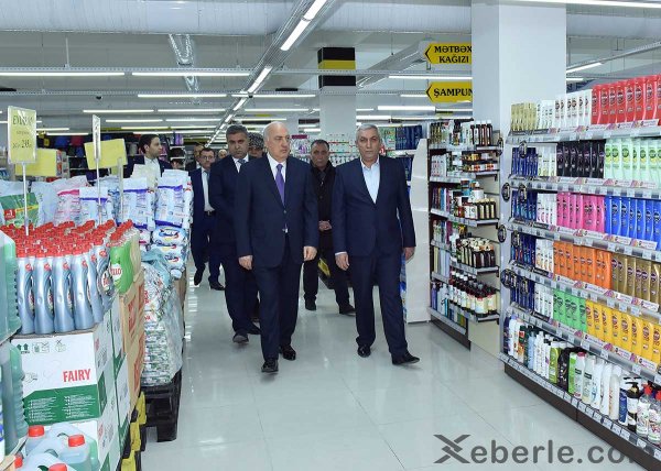 Zakir Fərəcov yeni ticarət mərkəzinin açılışında iştirak edib: 200 nəfər işlə təmin olunub - FOTOLAR