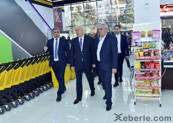 Zakir Fərəcov yeni ticarət mərkəzinin açılışında iştirak edib: 200 nəfər işlə təmin olunub - FOTOLAR