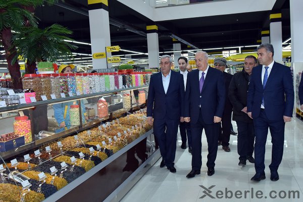 Zakir Fərəcov yeni ticarət mərkəzinin açılışında iştirak edib: 200 nəfər işlə təmin olunub - FOTOLAR