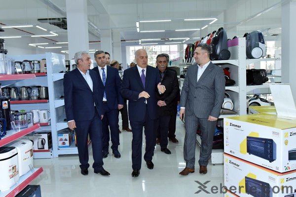 Zakir Fərəcov yeni ticarət mərkəzinin açılışında iştirak edib: 200 nəfər işlə təmin olunub - FOTOLAR