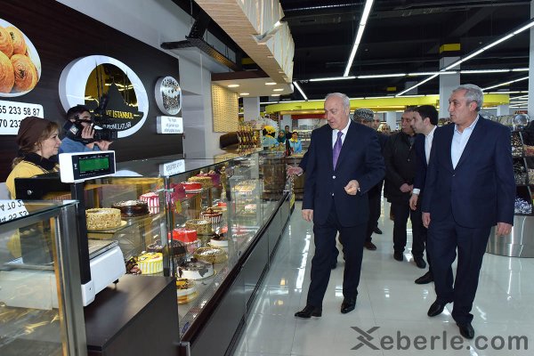 Zakir Fərəcov yeni ticarət mərkəzinin açılışında iştirak edib: 200 nəfər işlə təmin olunub - FOTOLAR