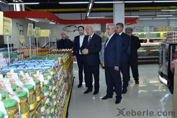 Zakir Fərəcov yeni ticarət mərkəzinin açılışında iştirak edib: 200 nəfər işlə təmin olunub - FOTOLAR