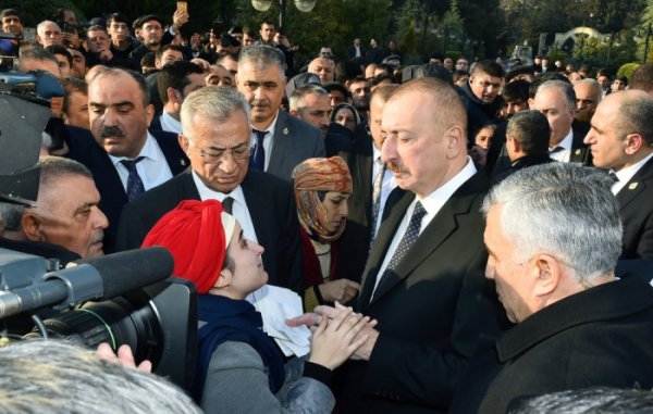 Prezident sakinlərin problemlərini dinlədi, ərizələrini şəxsən qəbul etdi - VİDEO (FOTOLAR)