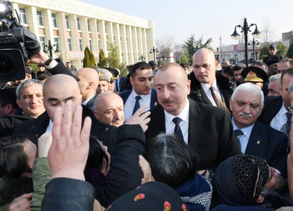 Prezident sakinlərin problemlərini dinlədi, ərizələrini şəxsən qəbul etdi - VİDEO (FOTOLAR)