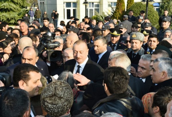 Prezident sakinlərin problemlərini dinlədi, ərizələrini şəxsən qəbul etdi - VİDEO (FOTOLAR)