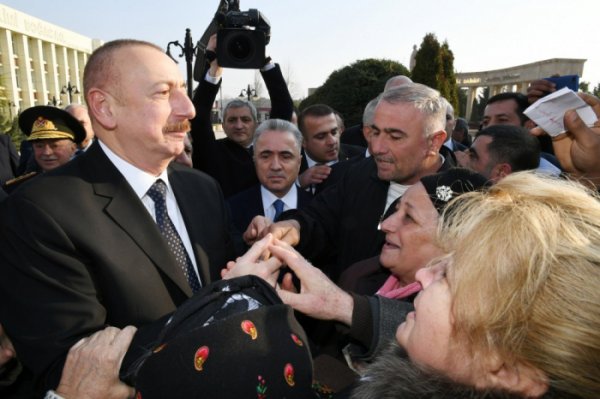 Prezident sakinlərin problemlərini dinlədi, ərizələrini şəxsən qəbul etdi - VİDEO (FOTOLAR)