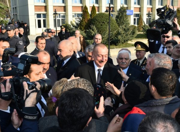Prezident sakinlərin problemlərini dinlədi, ərizələrini şəxsən qəbul etdi - VİDEO (FOTOLAR)