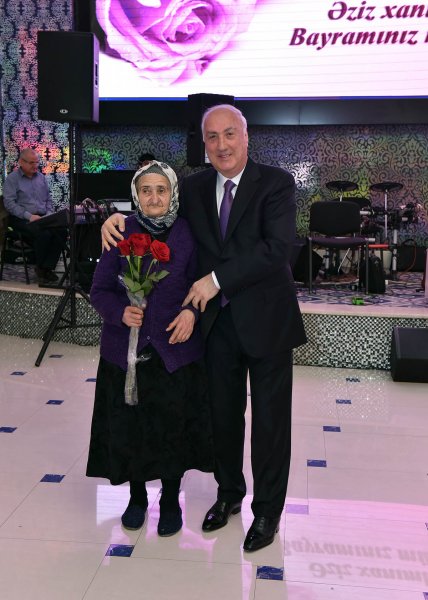 Zakir Fərəcov Sumqayıt qadınlarını təbrik etdi, fəxri fərmanlar verdi – FOTOLAR