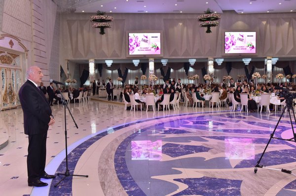 Zakir Fərəcov Sumqayıt qadınlarını təbrik etdi, fəxri fərmanlar verdi – FOTOLAR