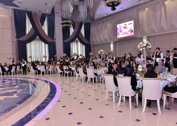 Zakir Fərəcov Sumqayıt qadınlarını təbrik etdi, fəxri fərmanlar verdi – FOTOLAR