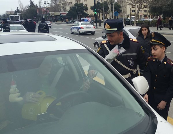 Sumqayıtda yol polisi xanımlara hədiyyələr verdi -FOTOLAR Sumqayıtda yol polisi xanımlara hədiyyələr verdi -FOTOLAR