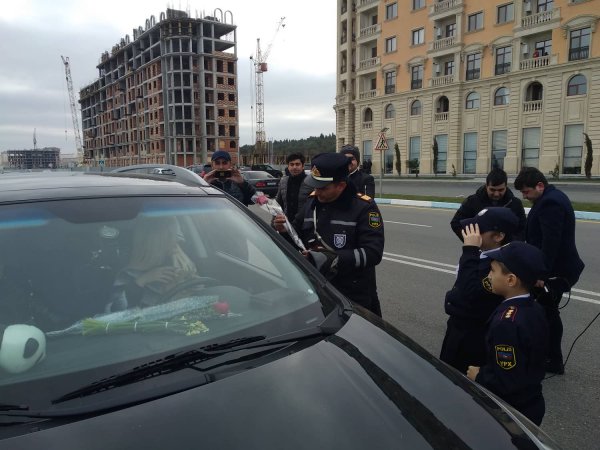 Sumqayıtda yol polisi xanımlara hədiyyələr verdi -FOTOLAR Sumqayıtda yol polisi xanımlara hədiyyələr verdi -FOTOLAR