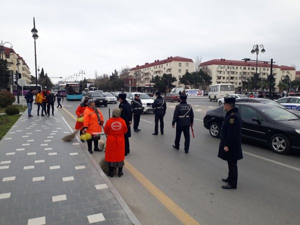 Sumqayıtda yol polisi xanımlara hədiyyələr verdi -FOTOLAR Sumqayıtda yol polisi xanımlara hədiyyələr verdi -FOTOLAR