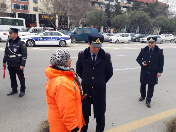 Sumqayıtda yol polisi xanımlara hədiyyələr verdi -FOTOLAR Sumqayıtda yol polisi xanımlara hədiyyələr verdi -FOTOLAR