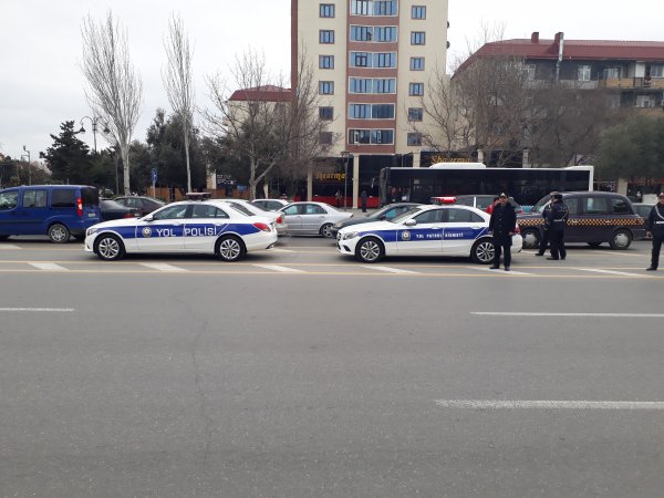 Sumqayıtda yol polisi xanımlara hədiyyələr verdi -FOTOLAR Sumqayıtda yol polisi xanımlara hədiyyələr verdi -FOTOLAR